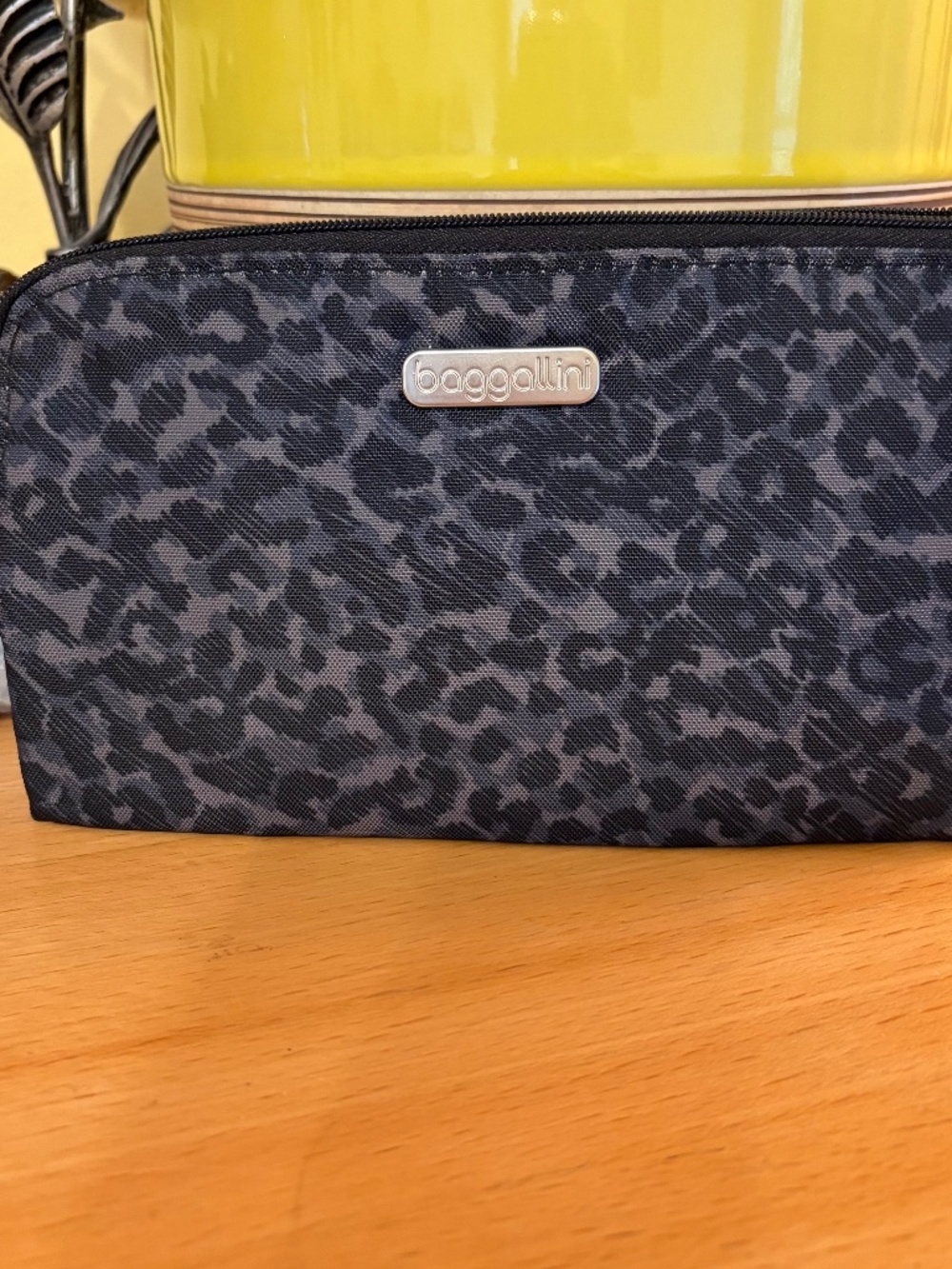 Baggallini RFID Wristlet Wallet Black Gray Leopard Print Card Slots Travel RFID